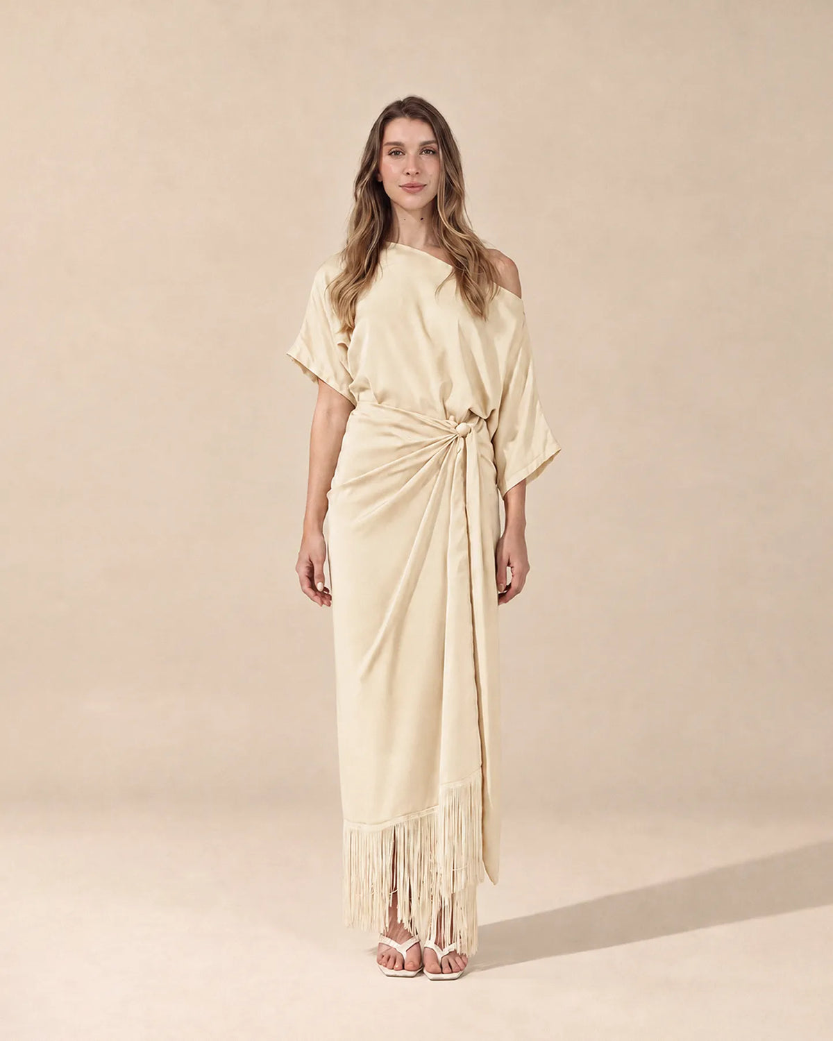 Detalle del amarre tipo pareo del Vestido Suvan, ajustable al cuerpo en la cintura